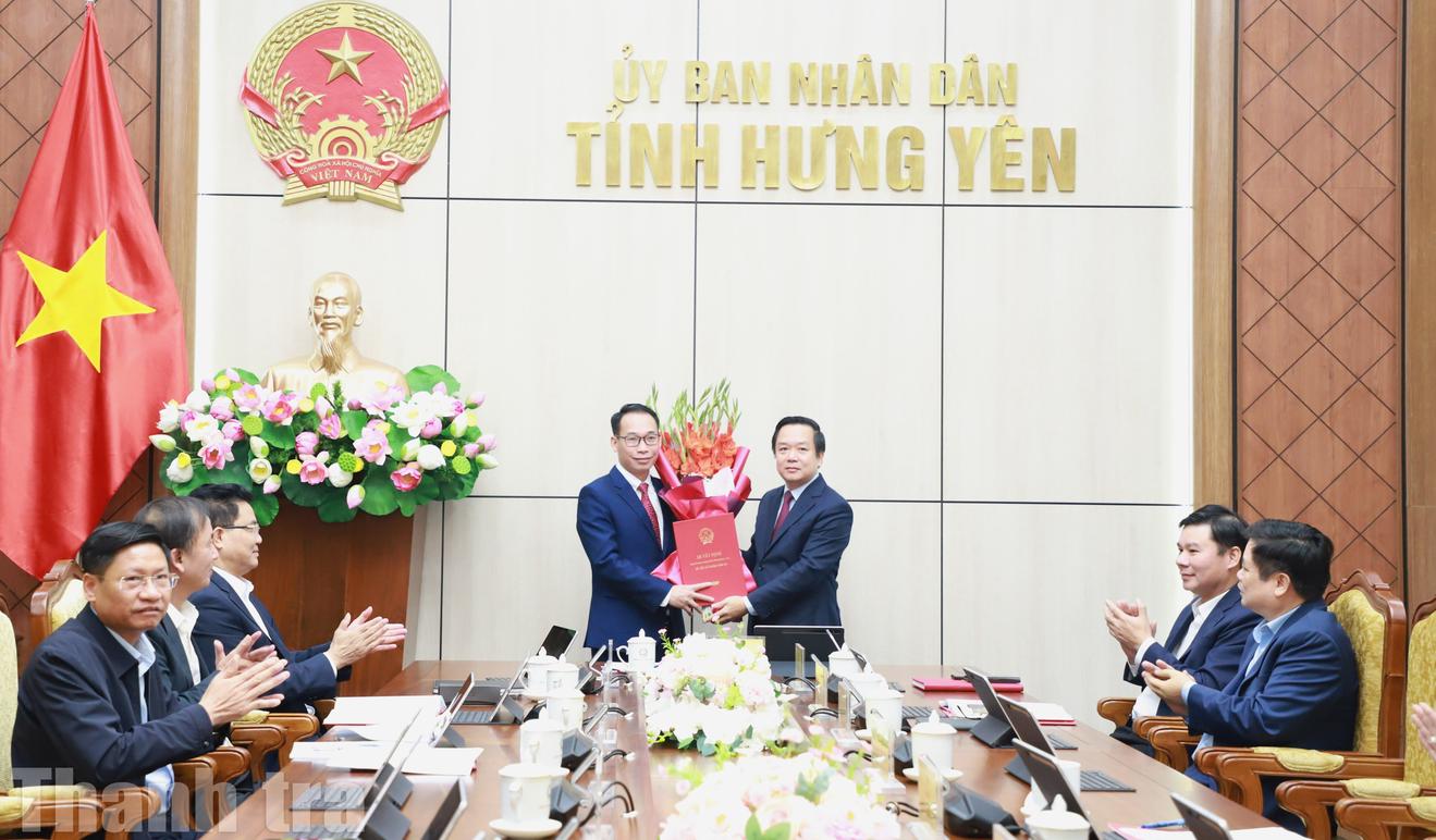 Chủ tịch UBND tỉnh Hưng Yên Phạm Quang Ngọc trao quyết định và tặng hoa chúc mừng tân Chánh Thanh tra tỉnh Vũ Quốc Nghị.