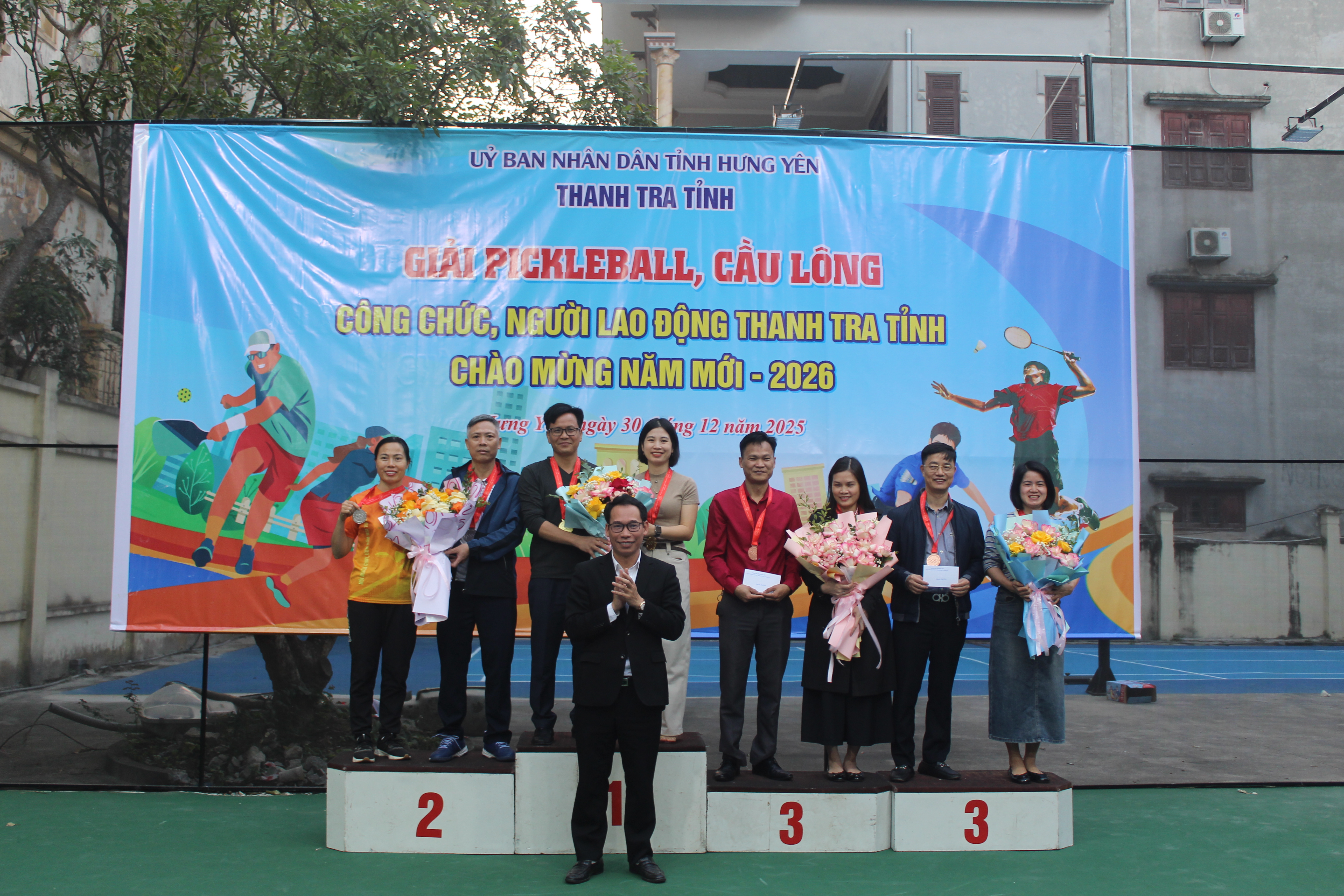 Lãnh đạo Thanh tra tỉnh trao thưởng cho các vận động viên đạt thành tích