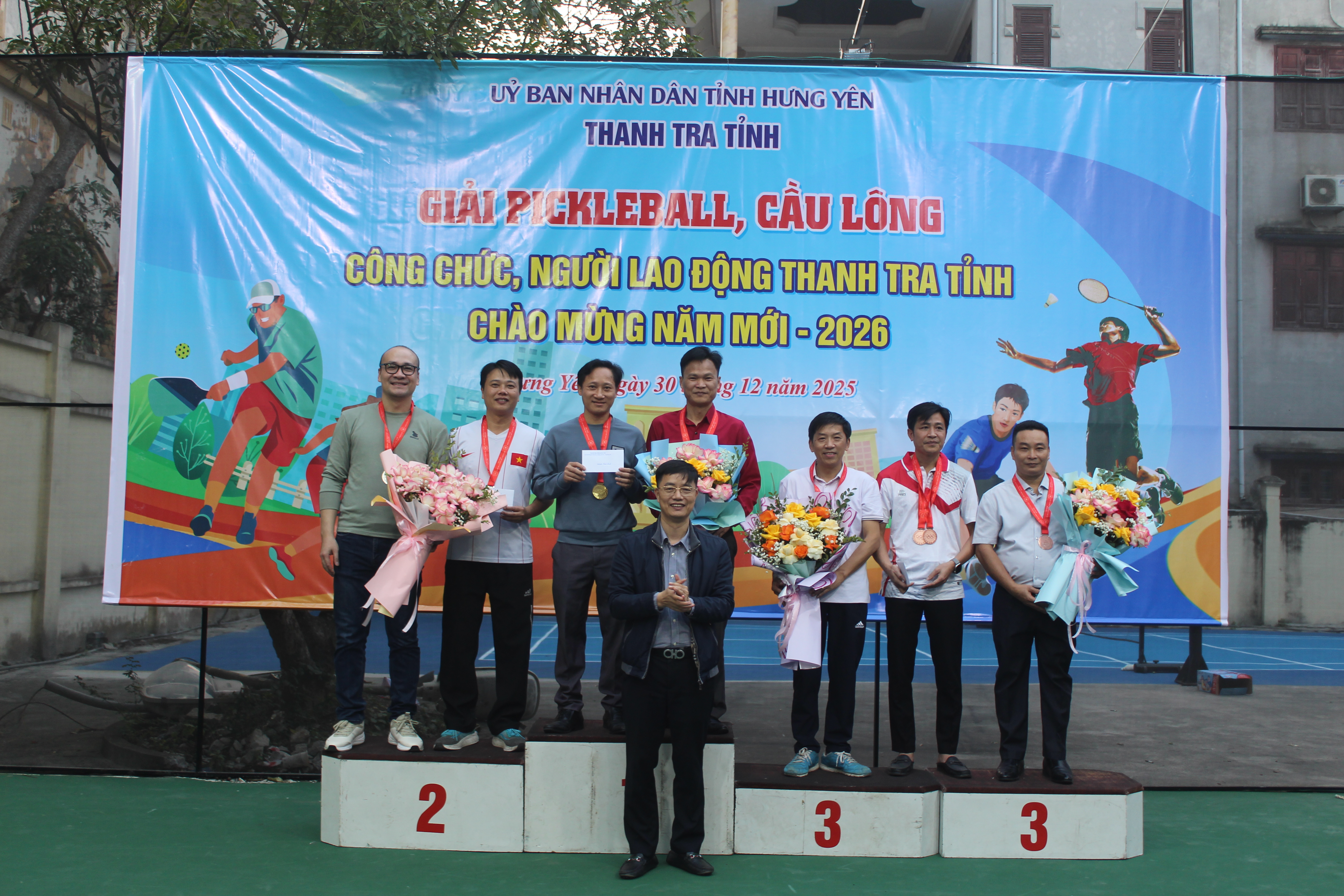 Lãnh đạo Thanh tra tỉnh trao thưởng cho các vận động viên đạt thành tích