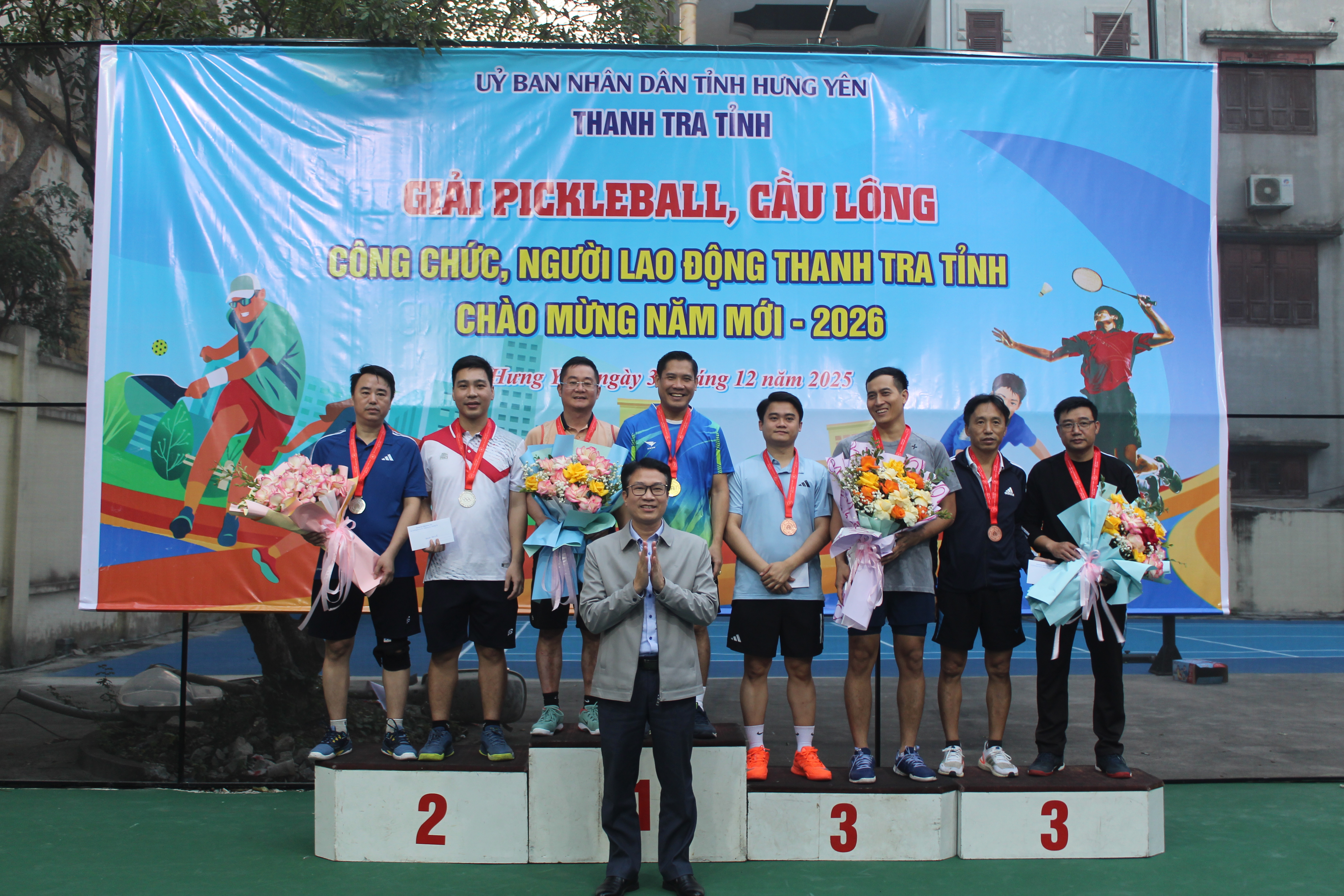 Lãnh đạo Thanh tra tỉnh trao thưởng cho các vận động viên đạt thành tích