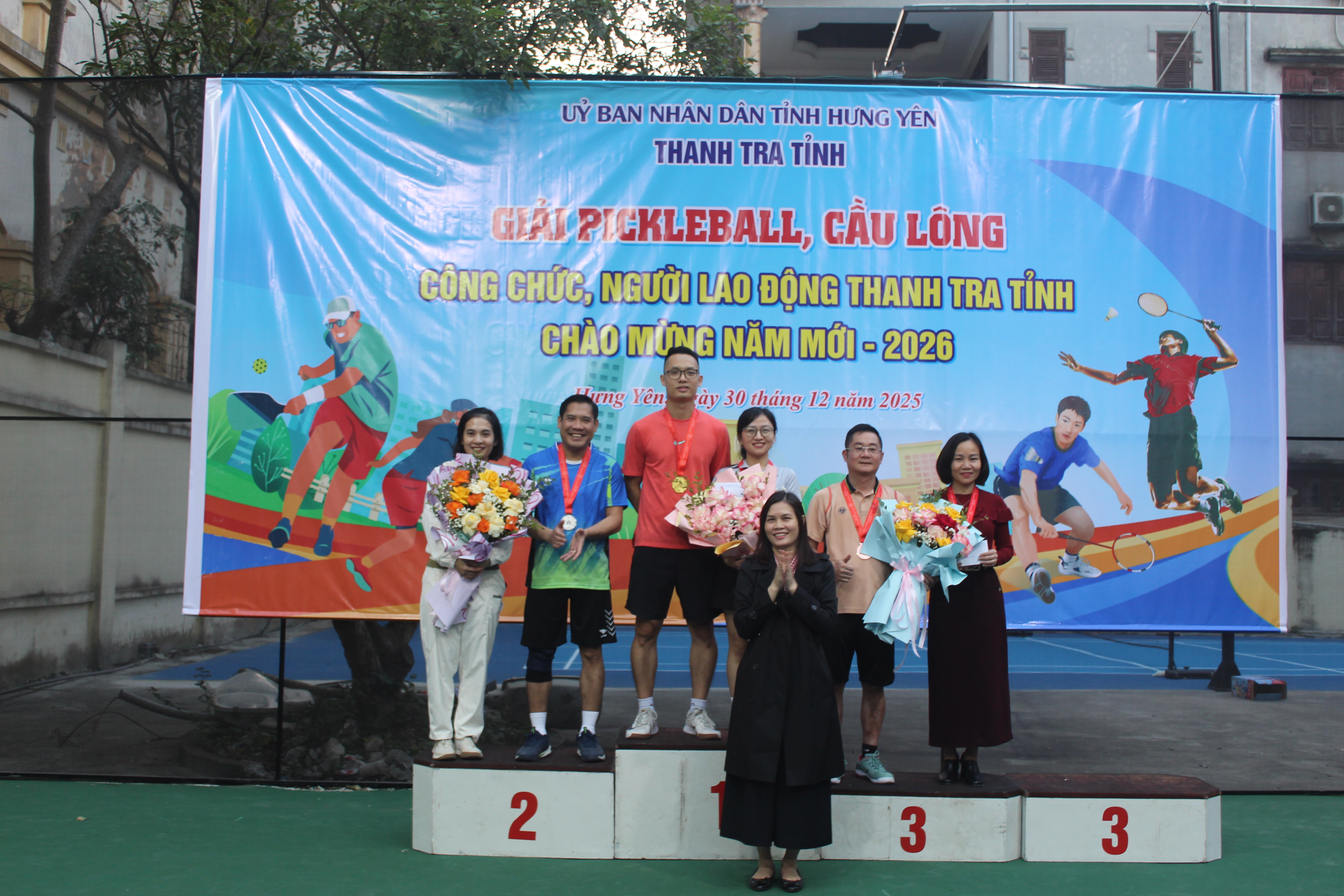 Lãnh đạo Thanh tra tỉnh trao thưởng cho các vận động viên đạt thành tích