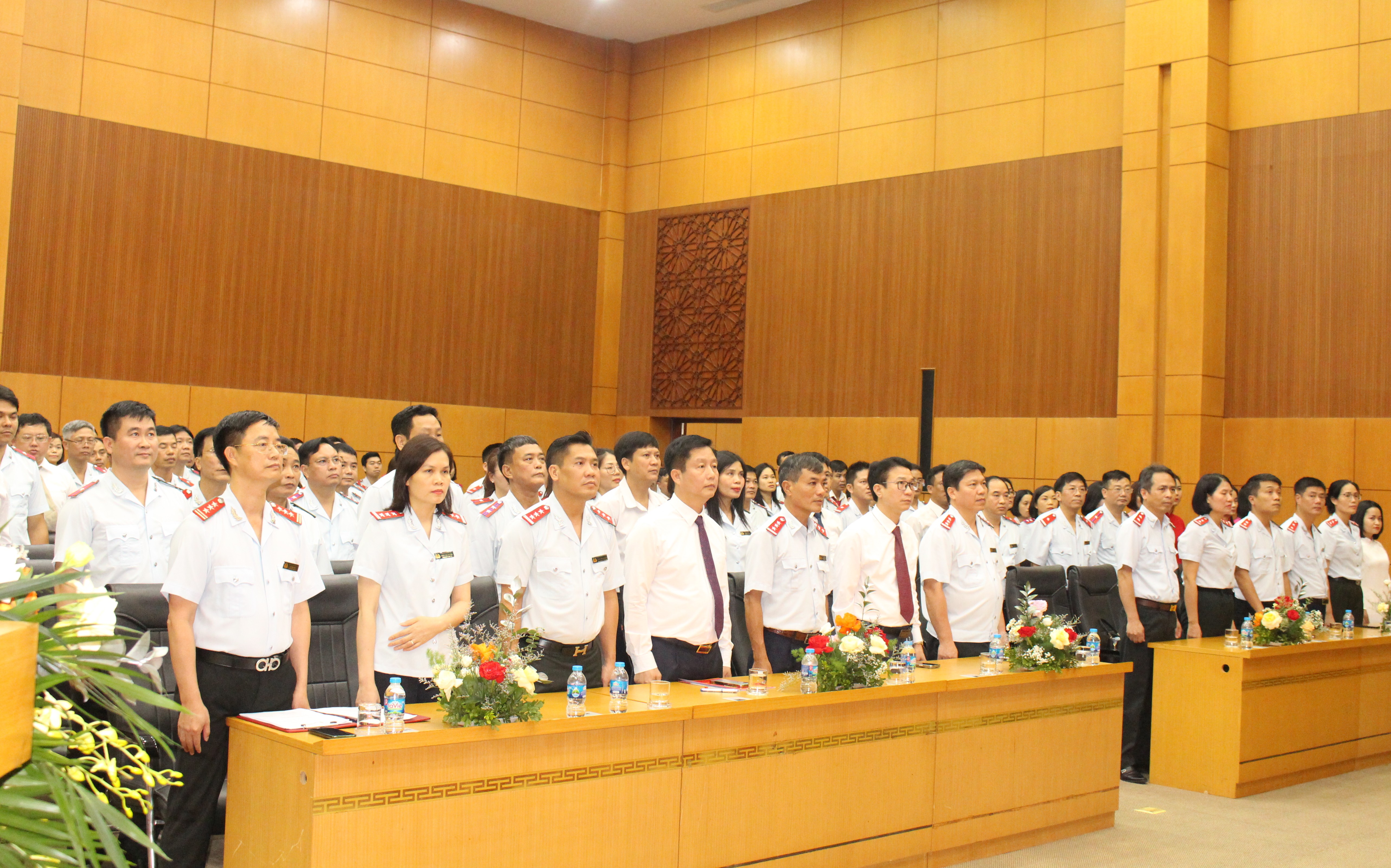 Các đại biểu thực hiện nghi lễ chào cờ