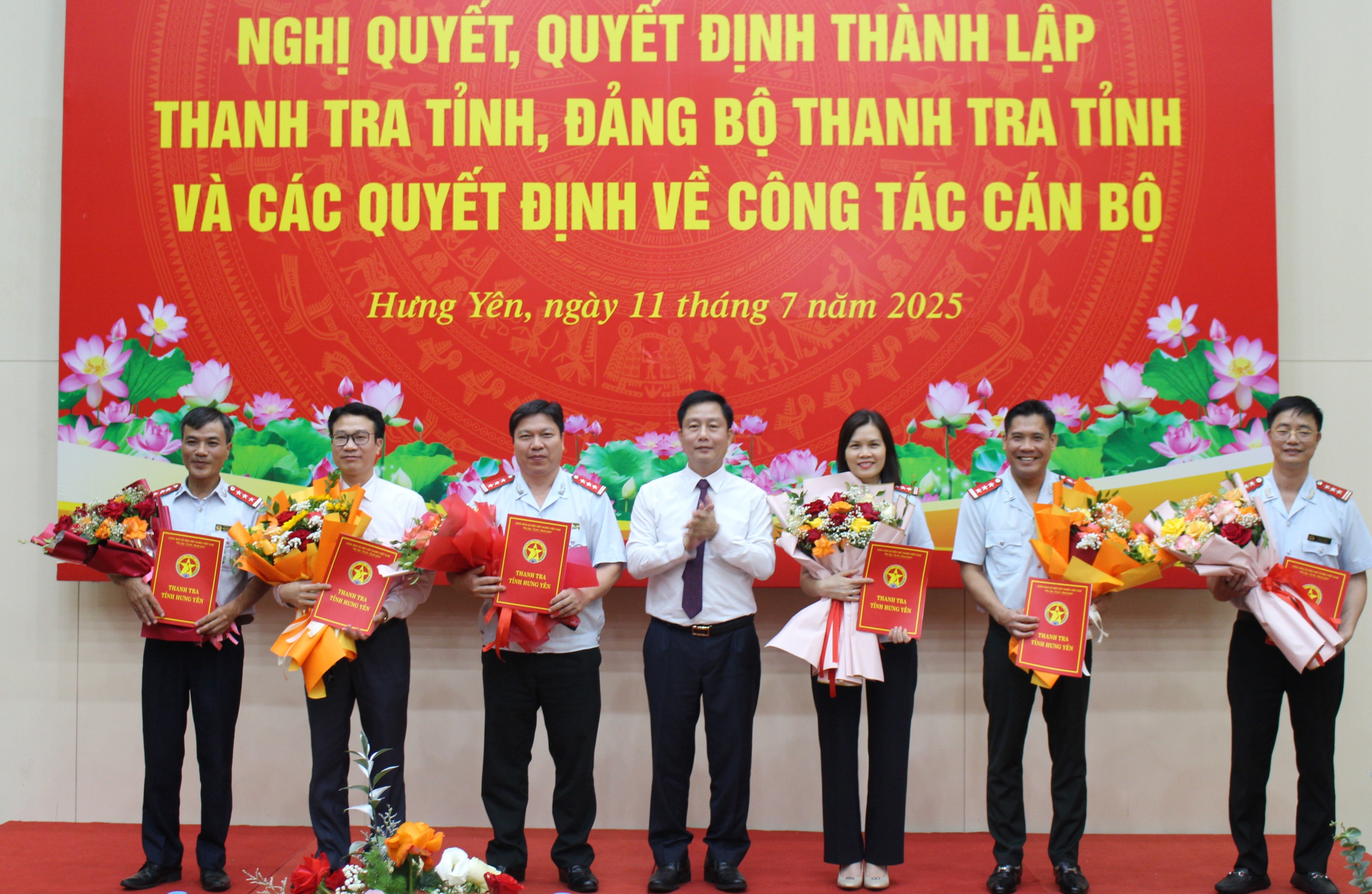 Chánh Thanh tra tỉnh Hưng Yên Vũ Thanh Vân trao quyết định bổ nhiệm 6 Phó Chánh Thanh tra tỉnh