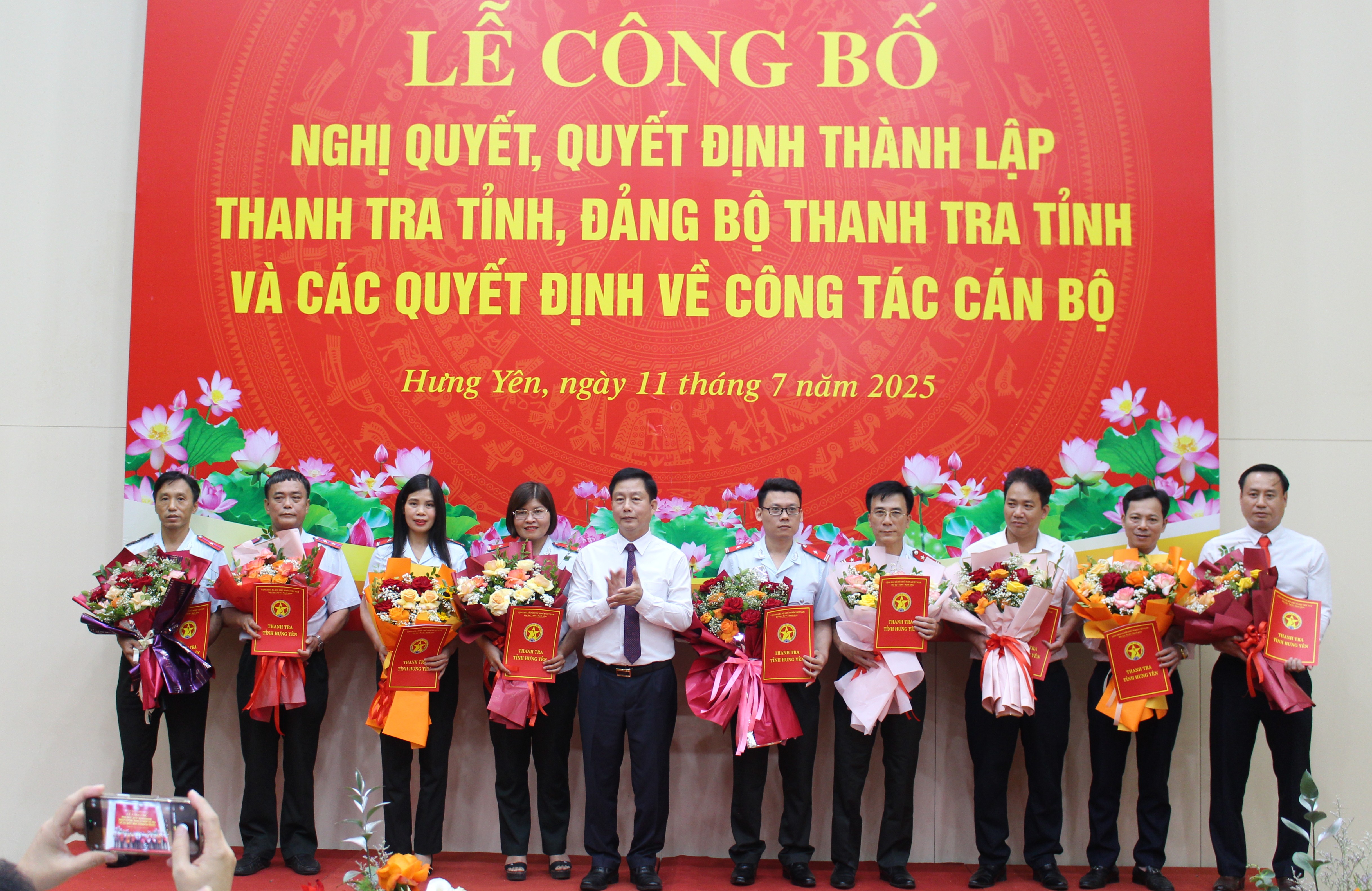 Chánh Thanh tra tỉnh Hưng Yên Vũ Thanh Vân trao quyết định bổ nhiệm Phó Chánh văn phòng và Phó Phòng nghiệp vụ Cơ quan Thanh tra tỉnh