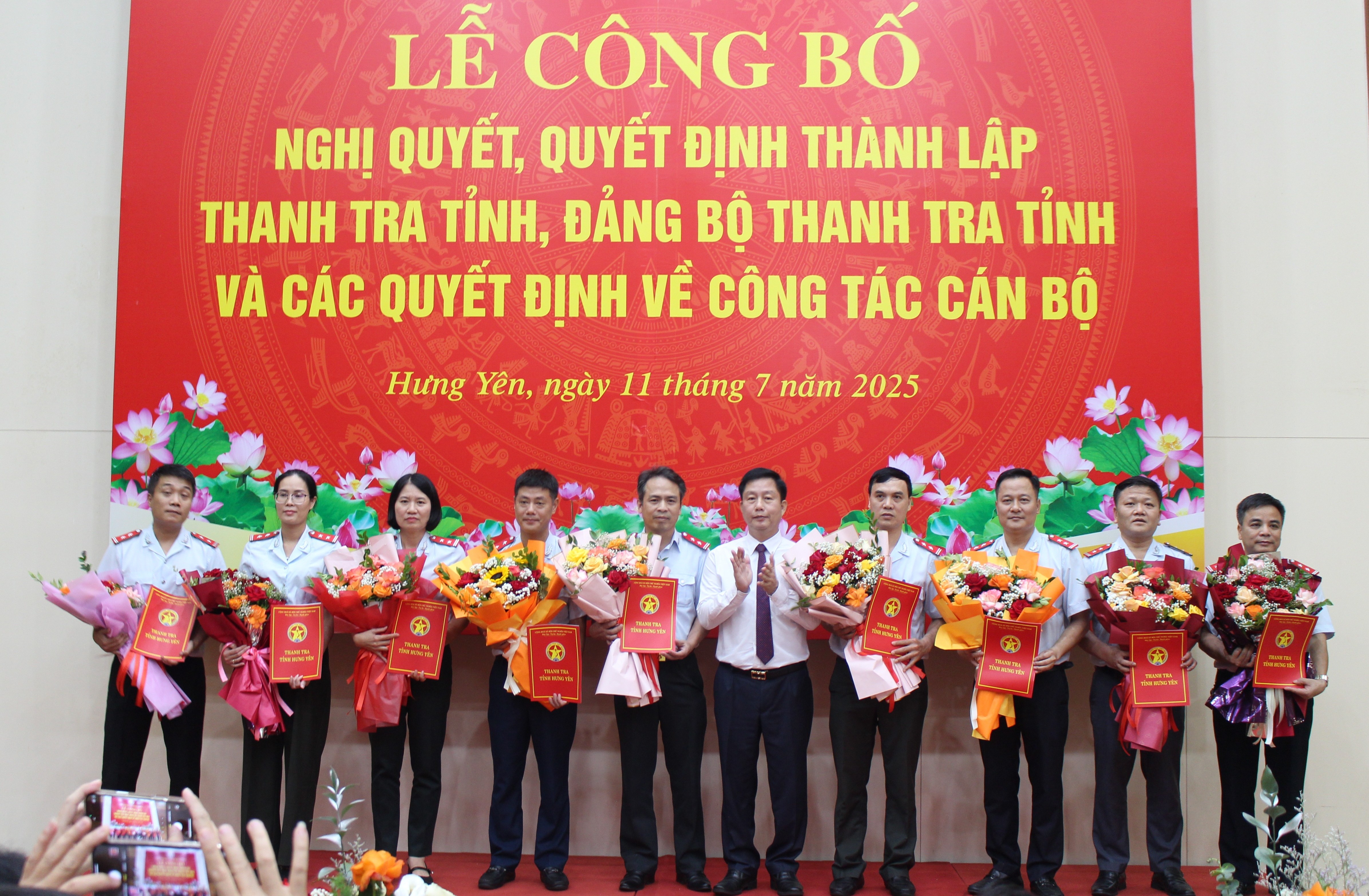 Chánh Thanh tra tỉnh Hưng Yên Vũ Thanh Vân trao quyết định bổ nhiệm Chánh Văn phòng Thanh tra tỉnh và Trưởng của 8 phòng nghiệp vụ