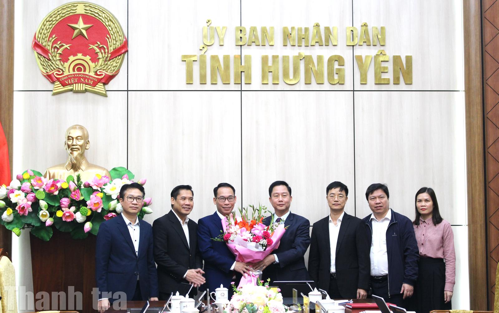 Nguyên Chánh Thanh tra tỉnh Vũ Thanh Vân và tập thể lãnh đạo Thanh tra tỉnh Hưng Yên tặng hoa chúc mừng ông Vũ Quốc Nghị.