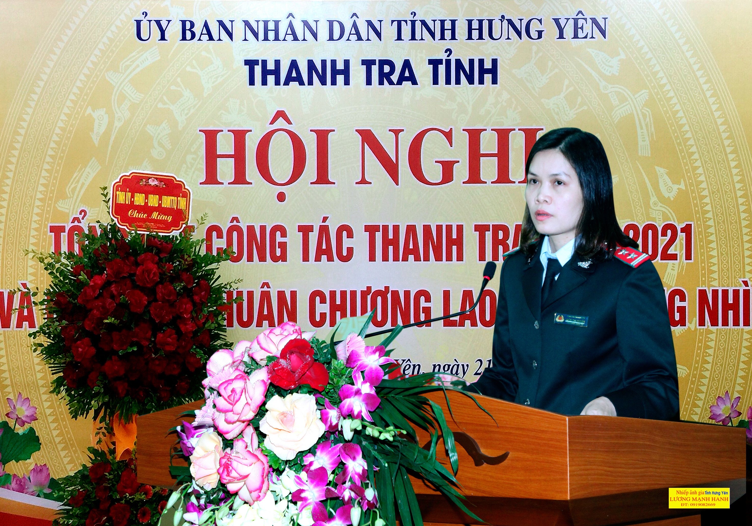 Đồng chí Đào Thị Huyền - Phó Chánh thanh tra tỉnh đọc báo cáo trước Hội nghị