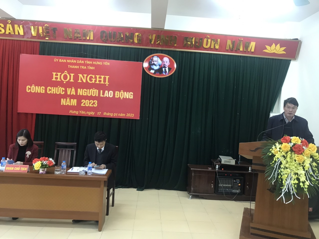 Đồng chí Đào Văn Sơn - Chánh thanh tra tỉnh giải đáp những kiến nghị, đề xuất của cán bộ, công chức Thanh tra tỉnh